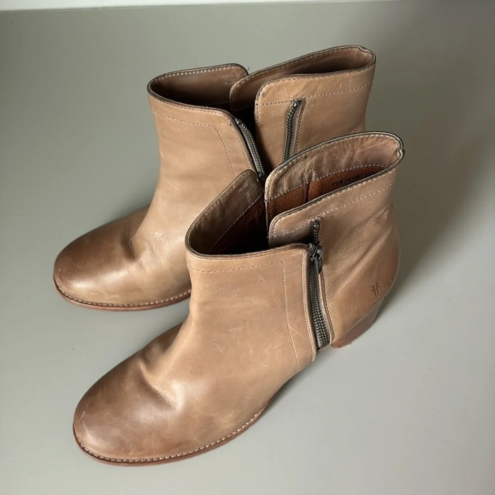 Frye Addie Double Zip Boot Size 9.5 B